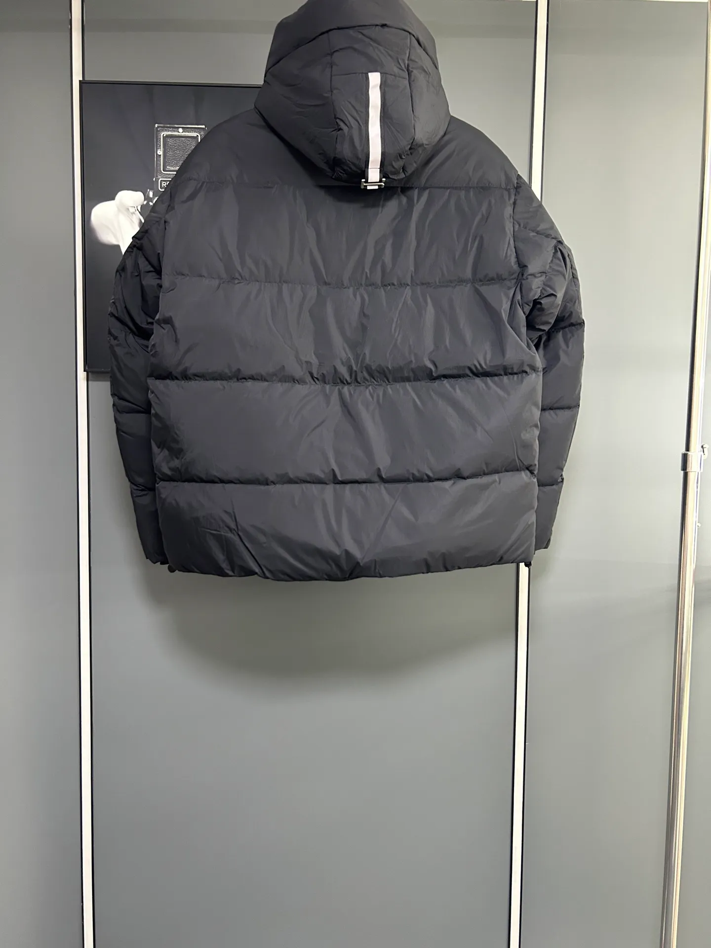 P720 Canada 🦢 Canada Goose hooded reflective stripe down jacket has always been recognized as the warmest down jacket. Various Instagram celebrities, Internet celebrities, and celebrities often wear it for street photos. I do Canada Goose every year, but I still can’t get rid of my love for the geese. No matter how cold the weather is, there is no need to be afraid, because there are geese! Filled with 90% white duck down, Canada Goose is the legendary warmest down jacket and is known as a must-have for Arctic outdoor sports! The most popular down jacket in the world, celebrities are rushing to buy it, it is a must-have!  Same style for men and women Color: Navy Size: M-3XL